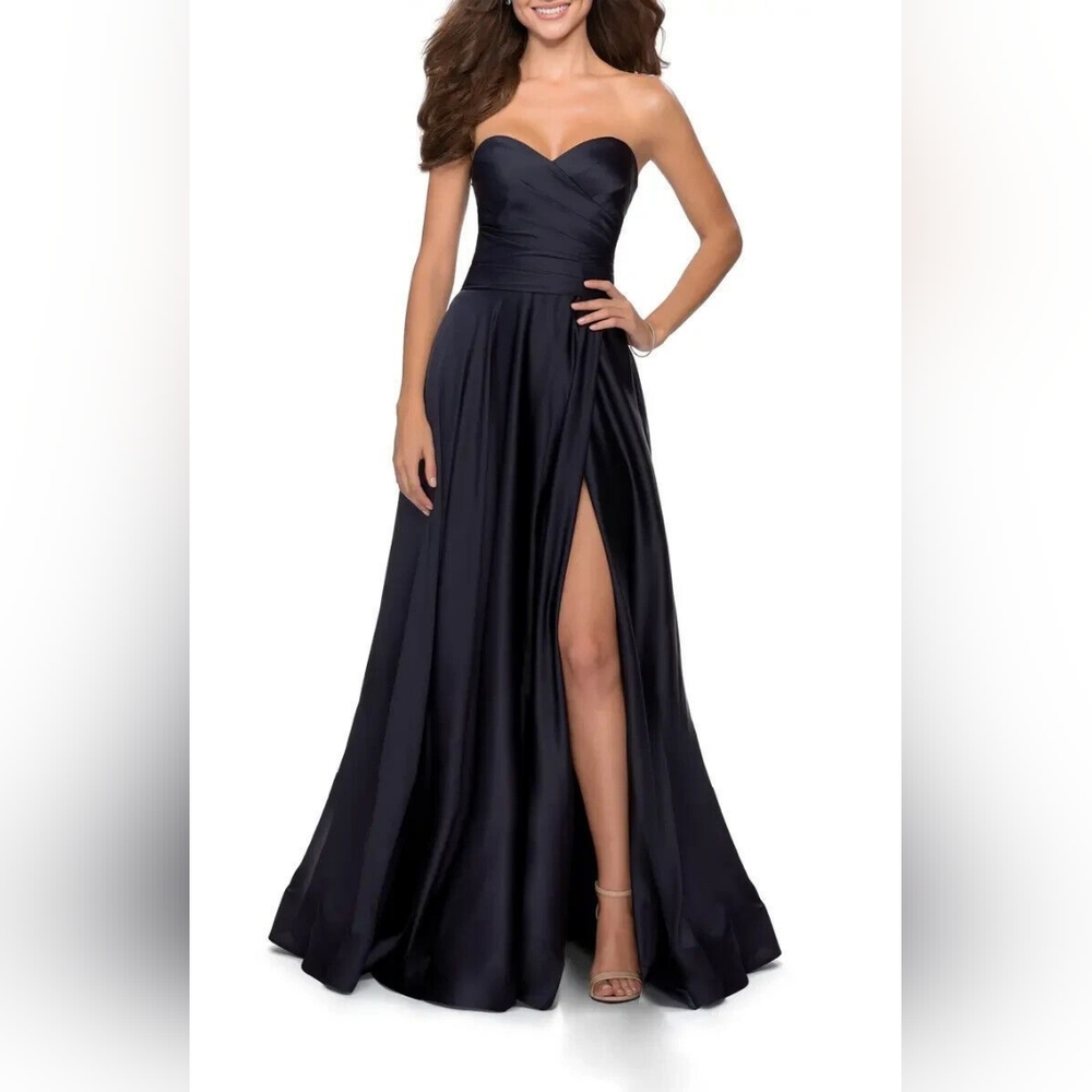 Purple sweetheart neckline gown